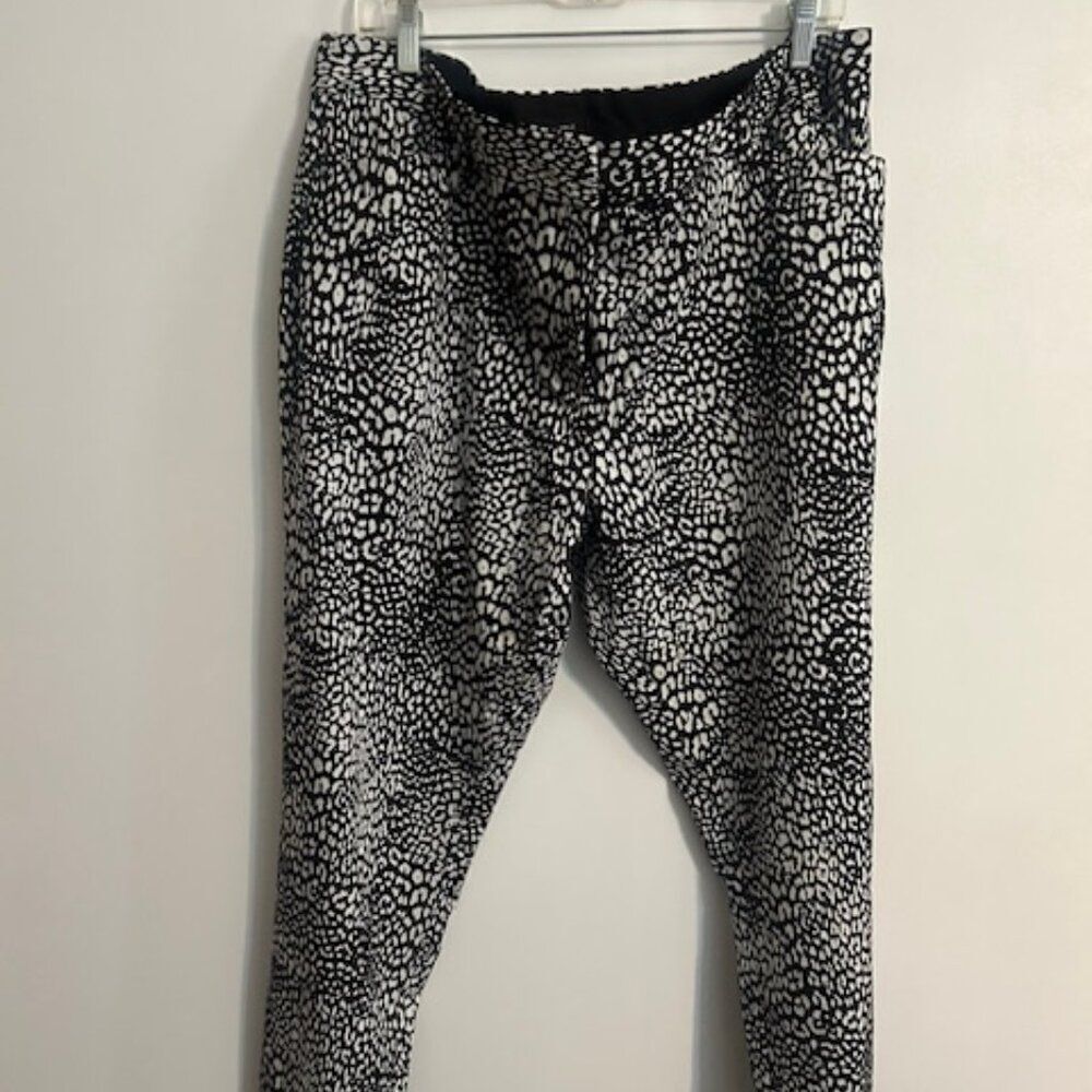 Worthington Black/White Animal print ankle pants, size 18